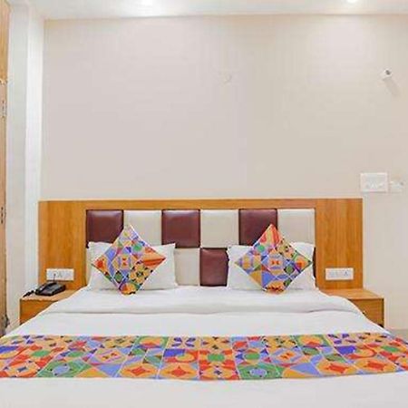 เดอะ รอยัล สเตย์ Hotel เกรทเตอร์นอยดา ภายนอก รูปภาพ