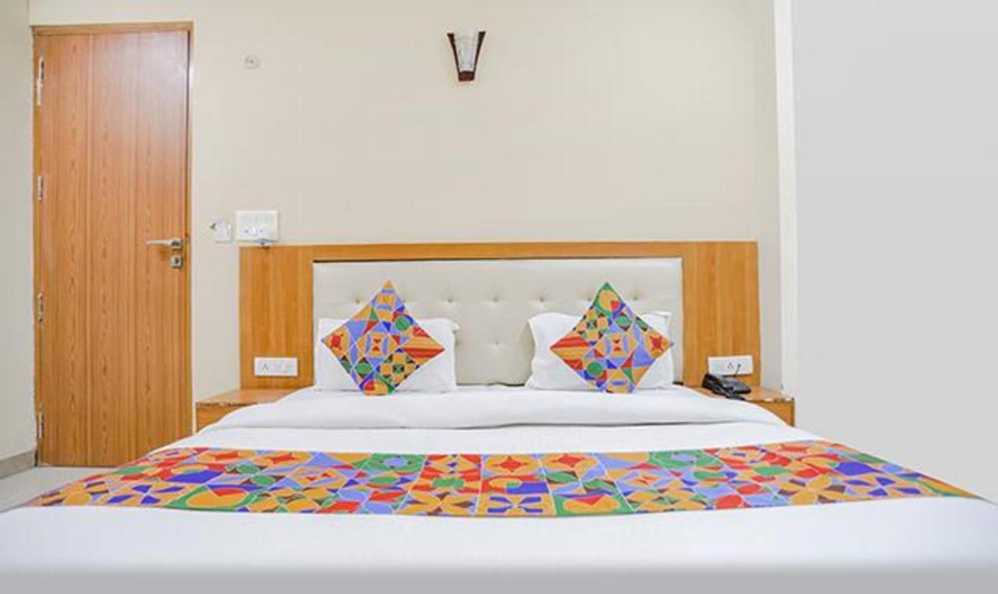 เดอะ รอยัล สเตย์ Hotel เกรทเตอร์นอยดา ภายนอก รูปภาพ