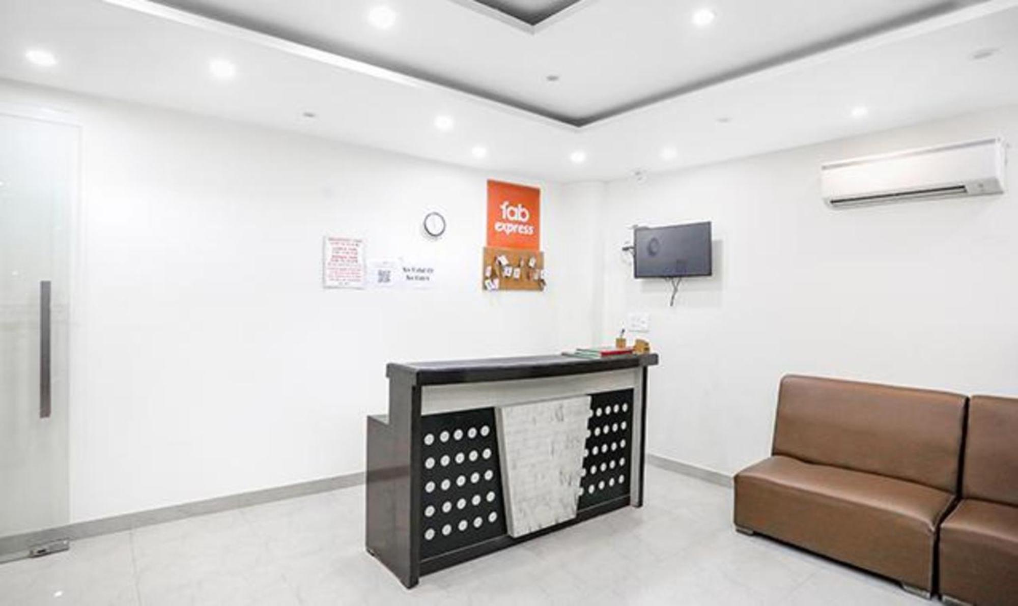 เดอะ รอยัล สเตย์ Hotel เกรทเตอร์นอยดา ภายนอก รูปภาพ